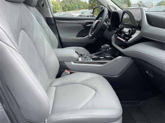 used 2025 Toyota Highlander car, priced at $49,728