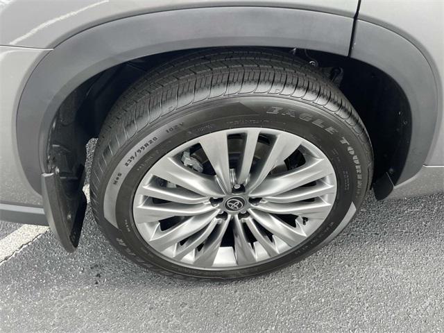 used 2025 Toyota Highlander car, priced at $49,728