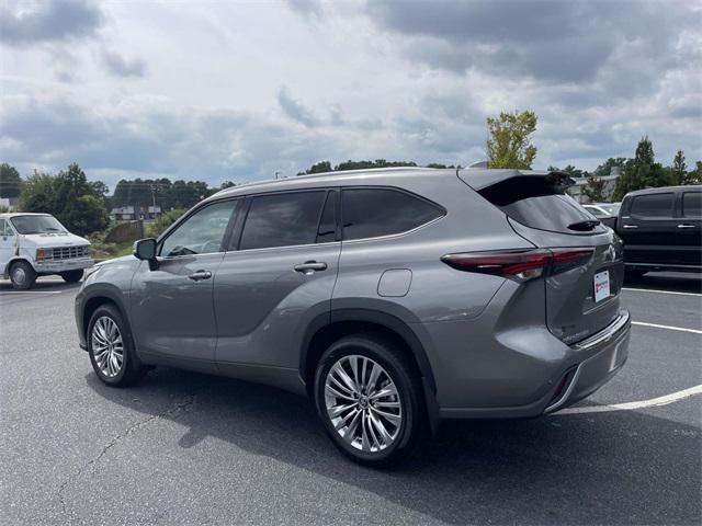used 2025 Toyota Highlander car, priced at $49,728