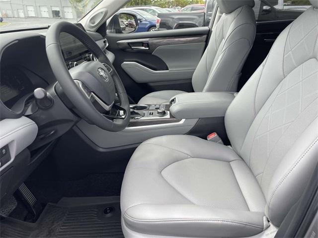 used 2025 Toyota Highlander car, priced at $49,728