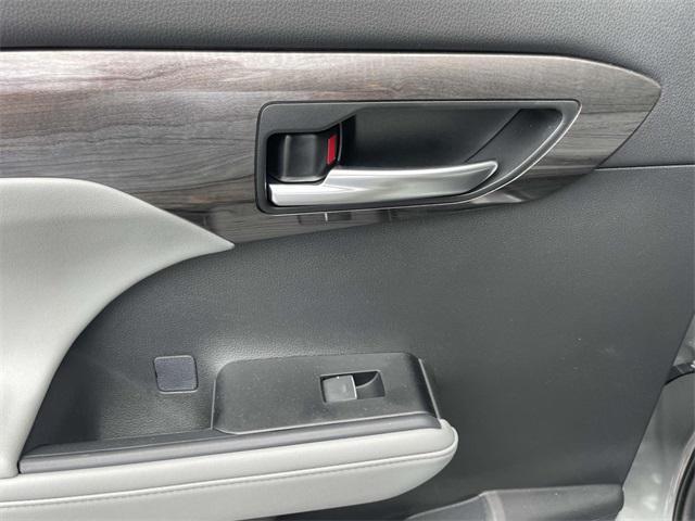 used 2025 Toyota Highlander car, priced at $49,728