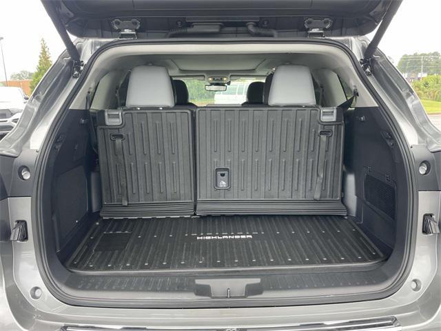 used 2025 Toyota Highlander car, priced at $49,728