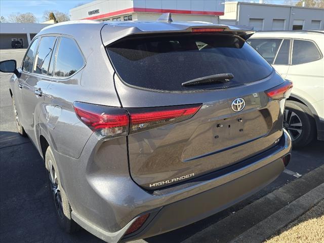 used 2022 Toyota Highlander car, priced at $30,900