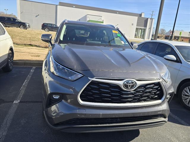 used 2022 Toyota Highlander car, priced at $30,900