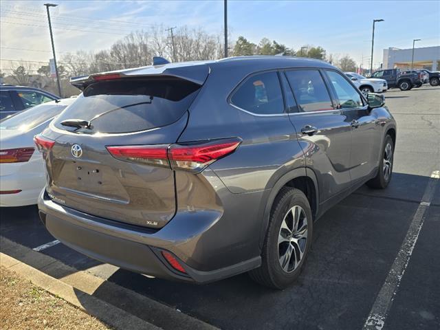 used 2022 Toyota Highlander car, priced at $30,900