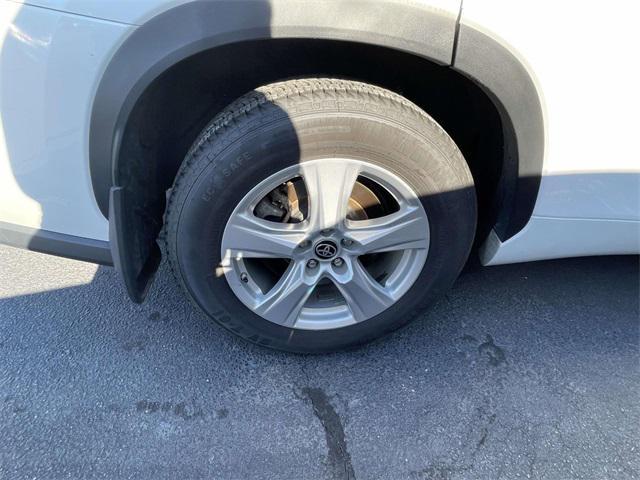 used 2023 Toyota Highlander car, priced at $28,949