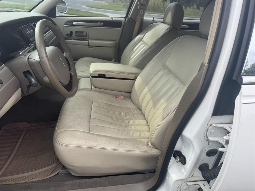 used 2005 Lincoln Town Car car, priced at $7,389