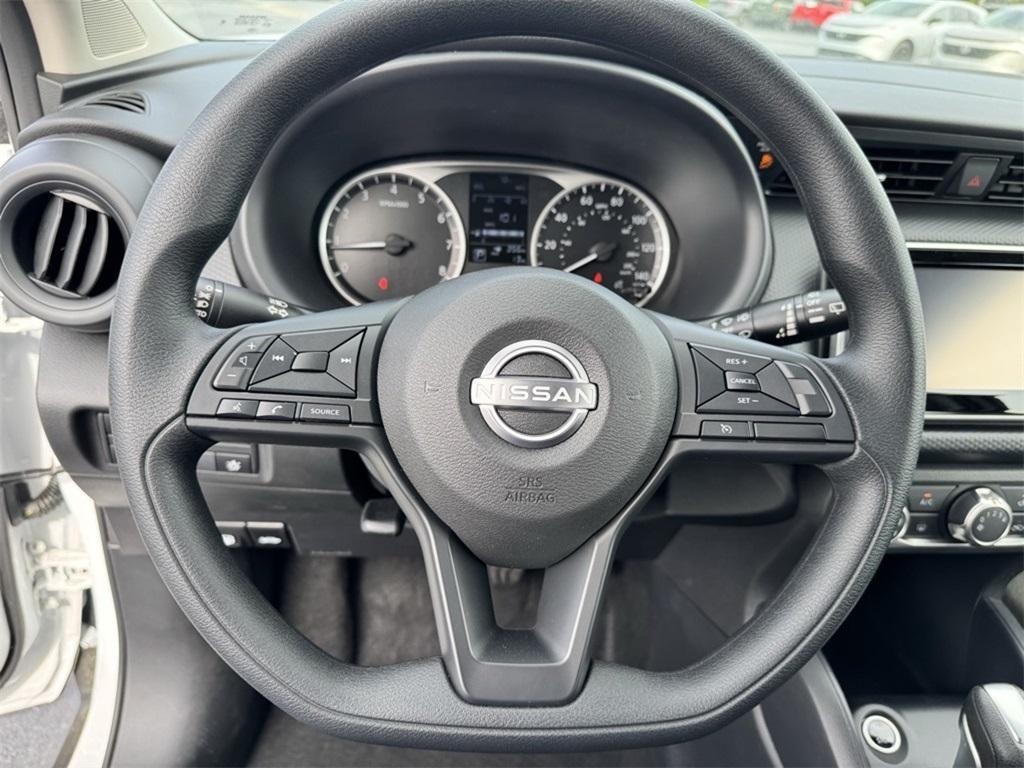 new 2025 Nissan Kicks Play car