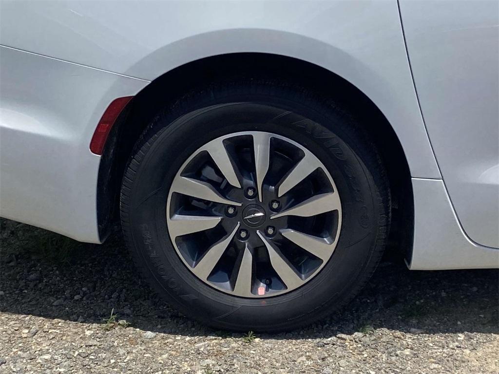 new 2025 Chrysler Pacifica Hybrid car, priced at $49,495
