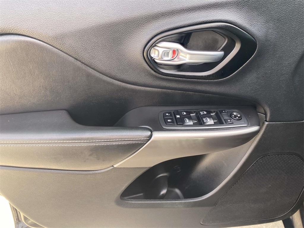 used 2020 Jeep Cherokee car, priced at $11,495