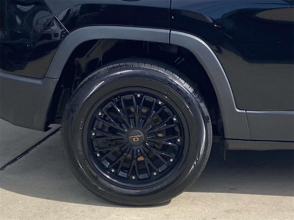 used 2020 Jeep Cherokee car, priced at $11,495