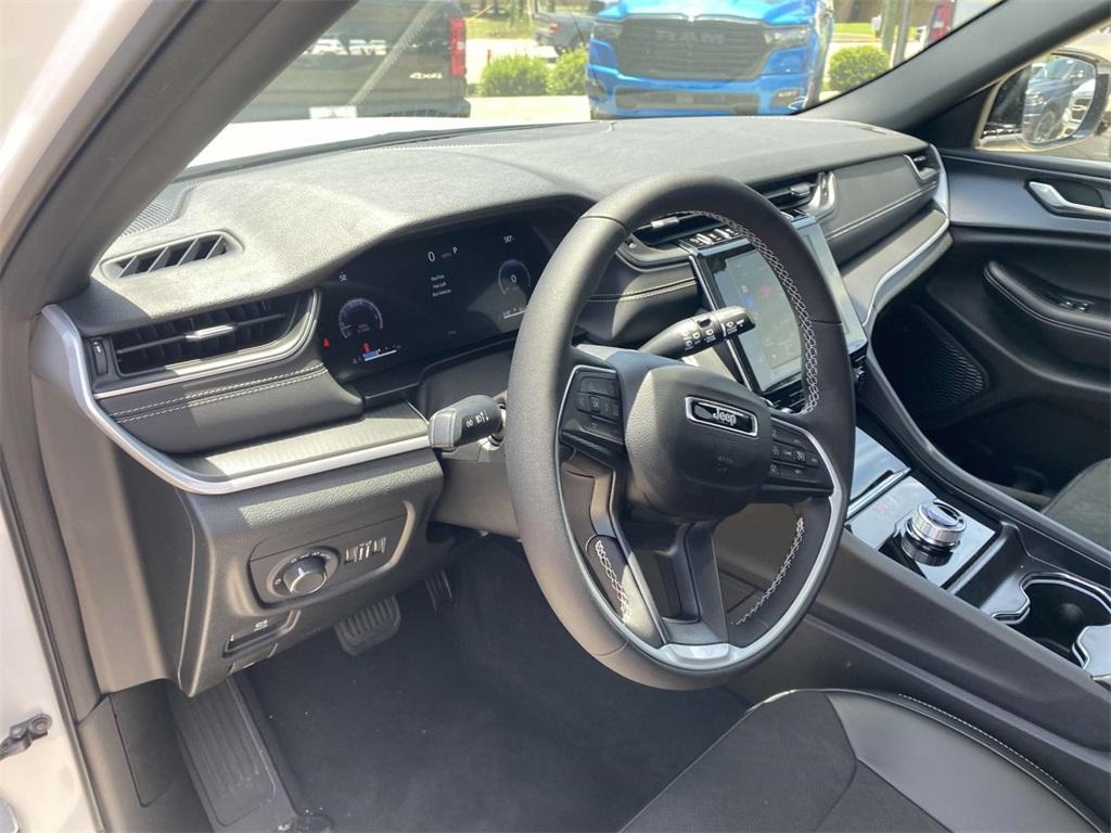 new 2025 Jeep Grand Cherokee car, priced at $40,495