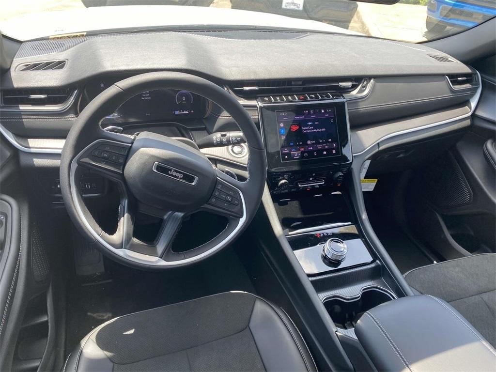 new 2025 Jeep Grand Cherokee car, priced at $40,495