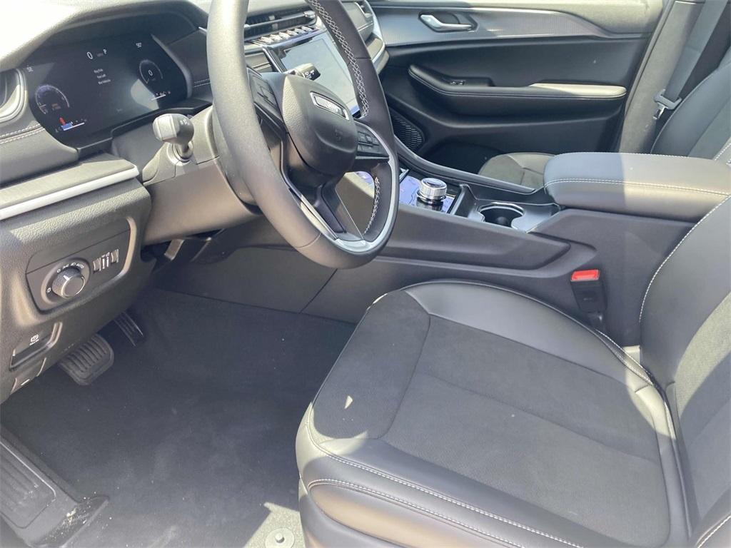 new 2025 Jeep Grand Cherokee car, priced at $40,495