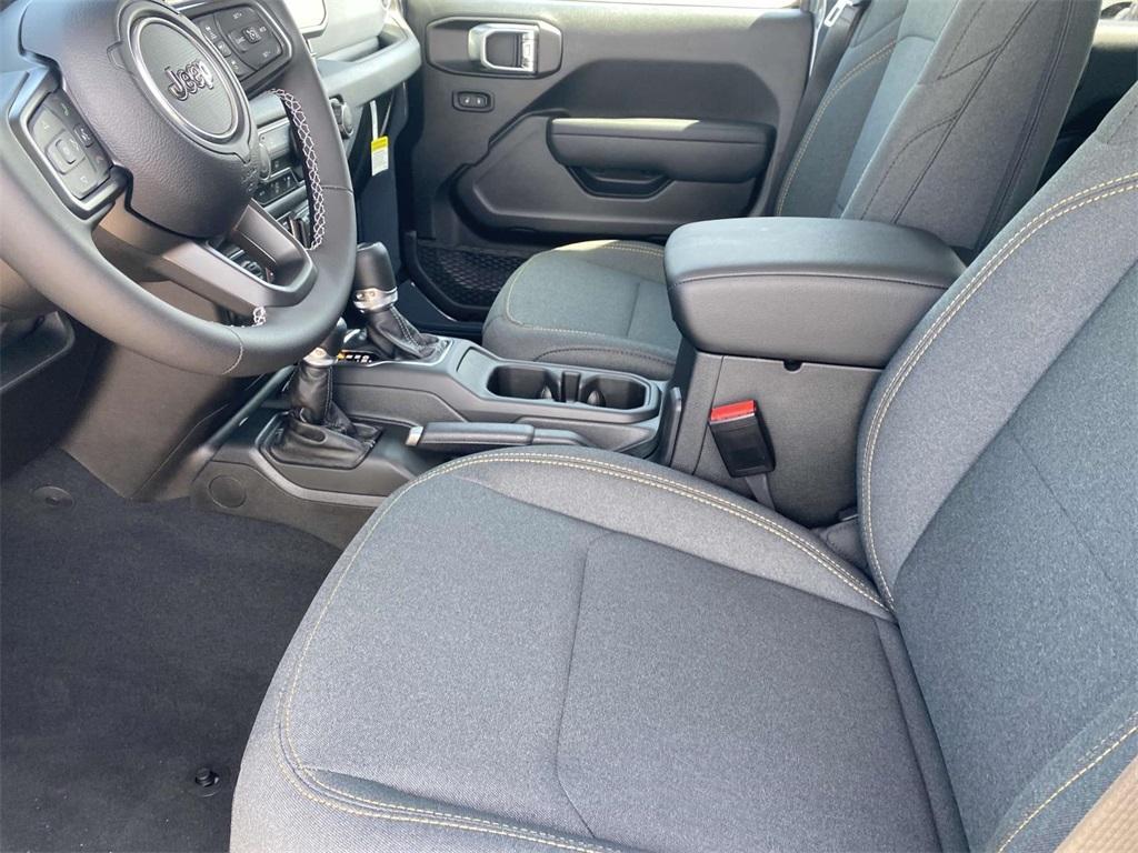 new 2025 Jeep Gladiator car, priced at $37,905