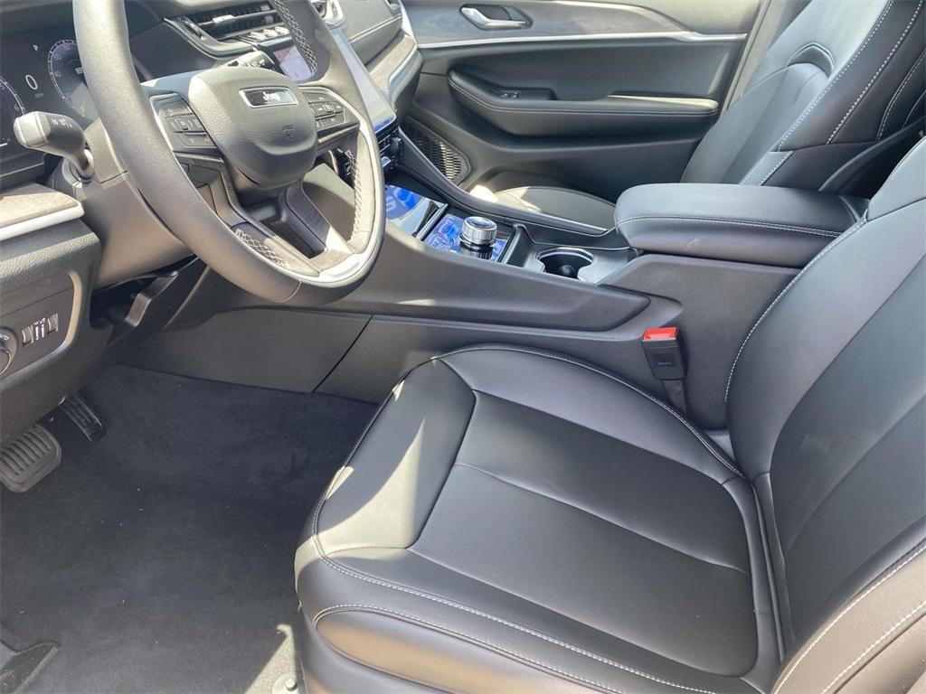 new 2025 Jeep Grand Cherokee car, priced at $40,495