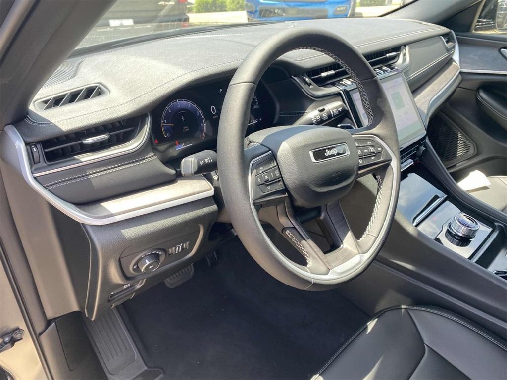new 2025 Jeep Grand Cherokee car, priced at $40,495