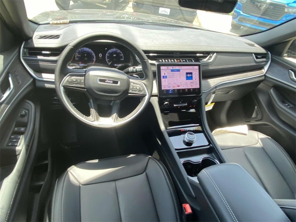 new 2025 Jeep Grand Cherokee car, priced at $40,495