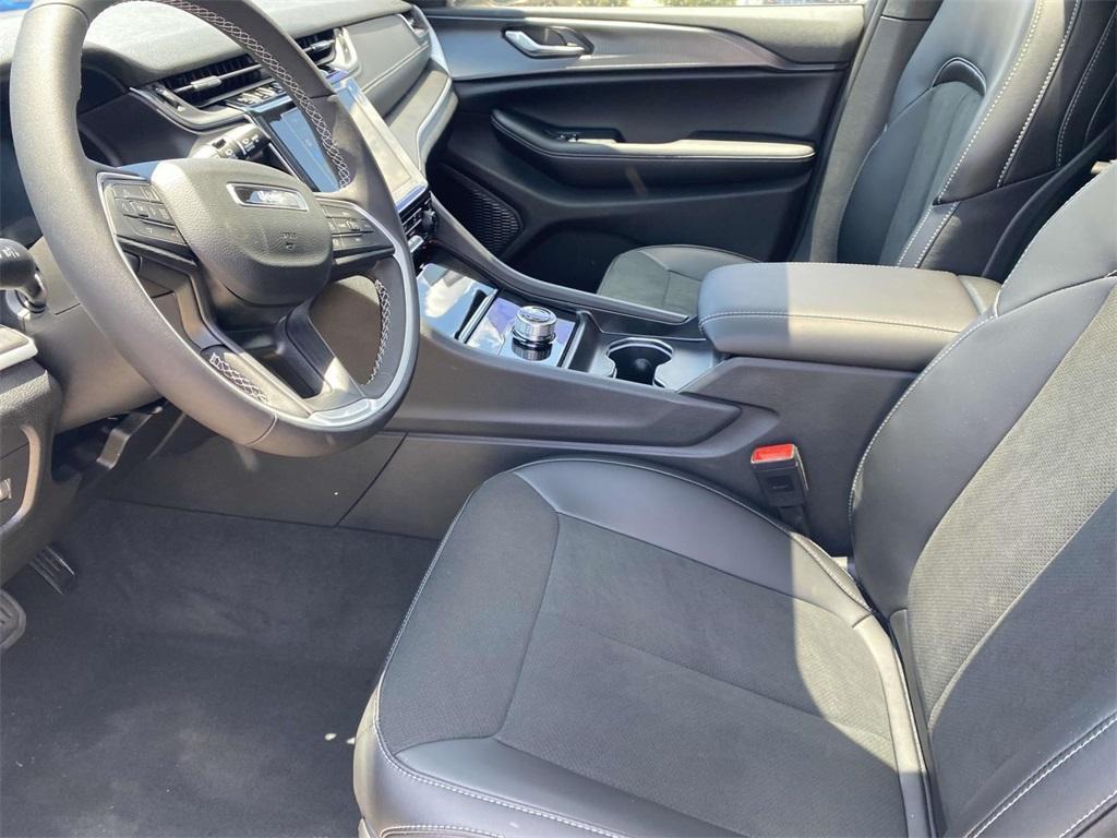 new 2025 Jeep Grand Cherokee car, priced at $40,995