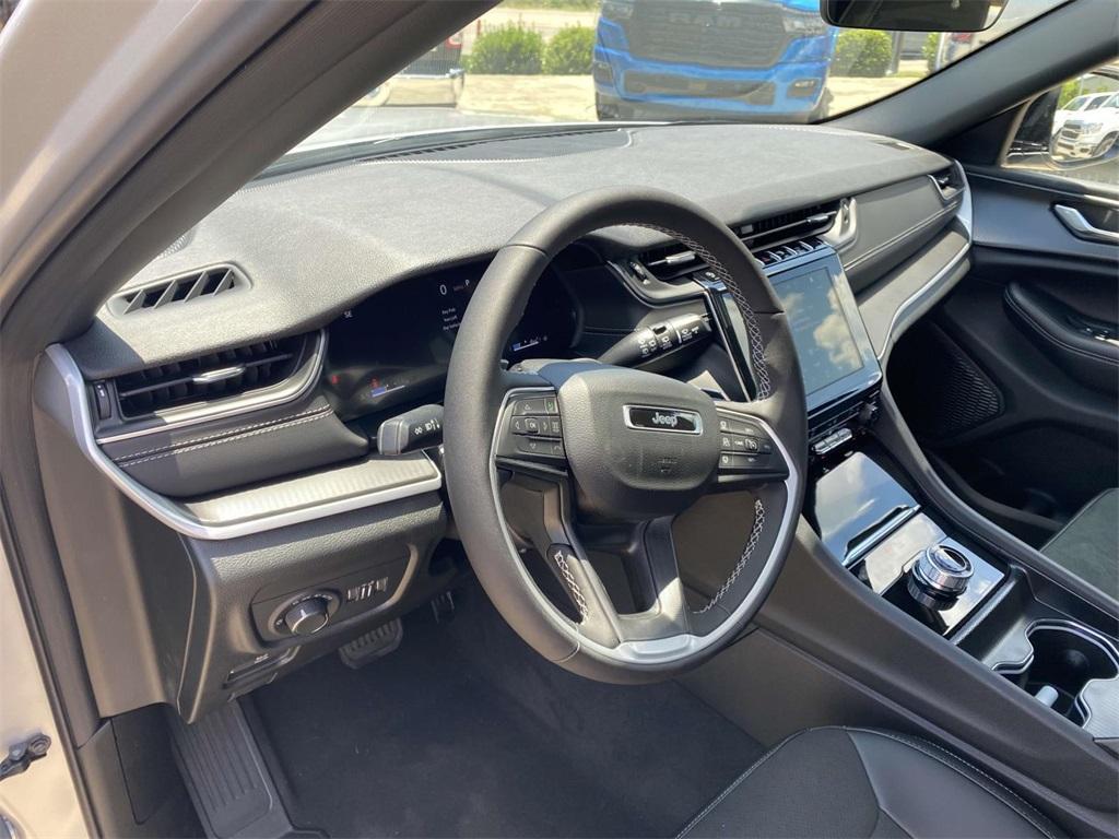 new 2025 Jeep Grand Cherokee car, priced at $40,995