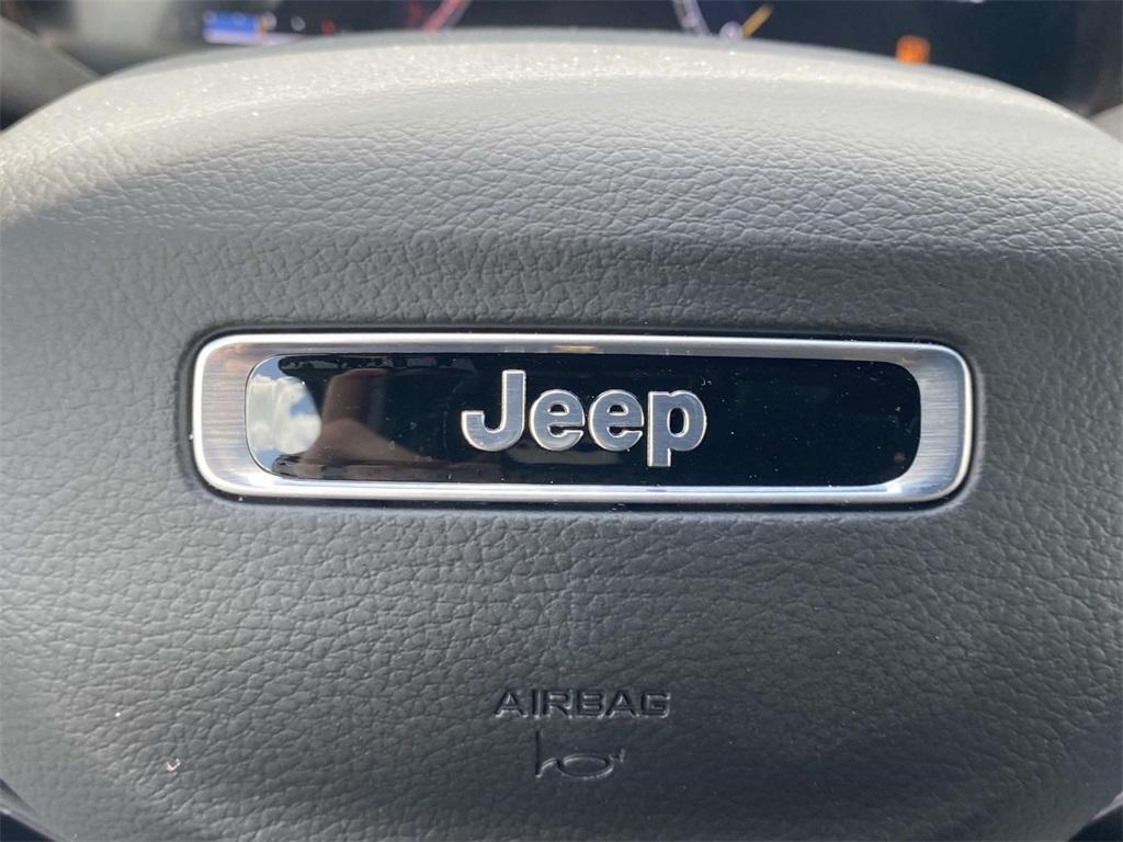 new 2025 Jeep Grand Cherokee car, priced at $39,995