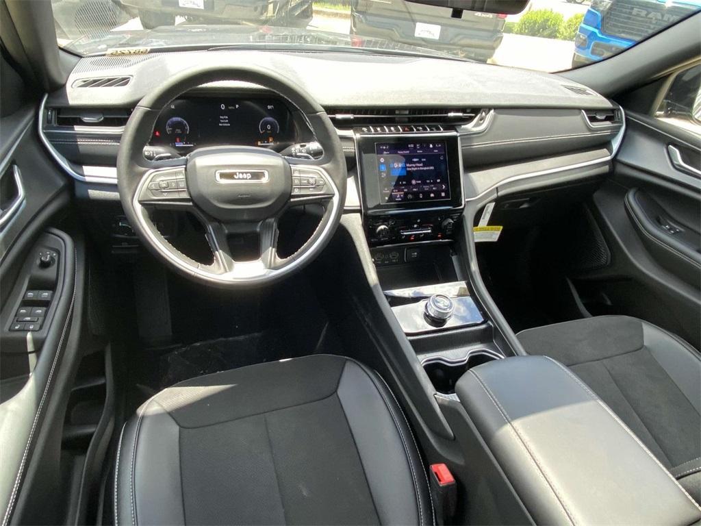 new 2025 Jeep Grand Cherokee car, priced at $39,995