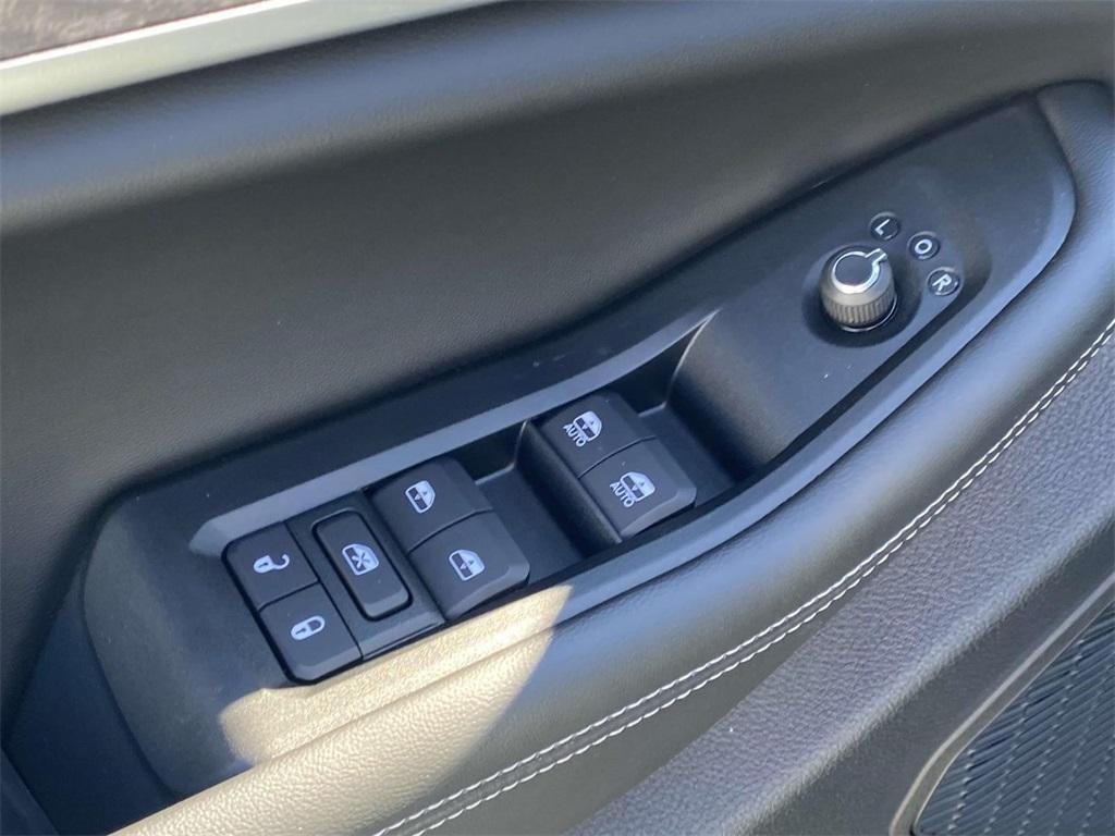 new 2025 Jeep Grand Cherokee car, priced at $37,381