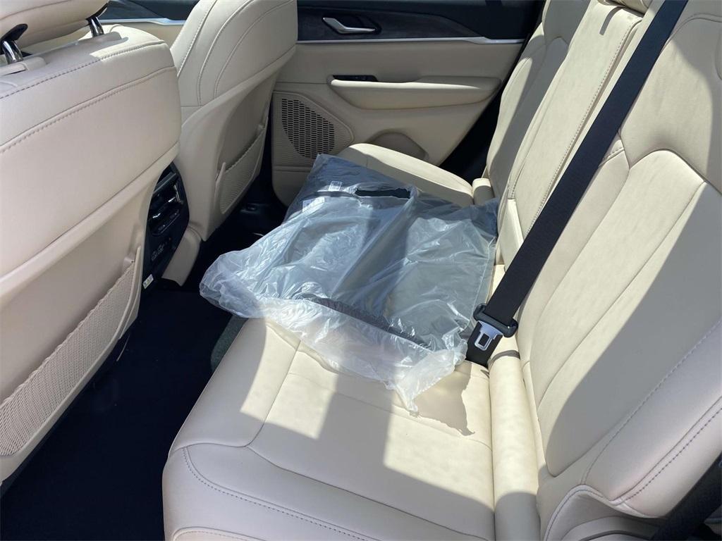 new 2025 Jeep Grand Cherokee car, priced at $37,381