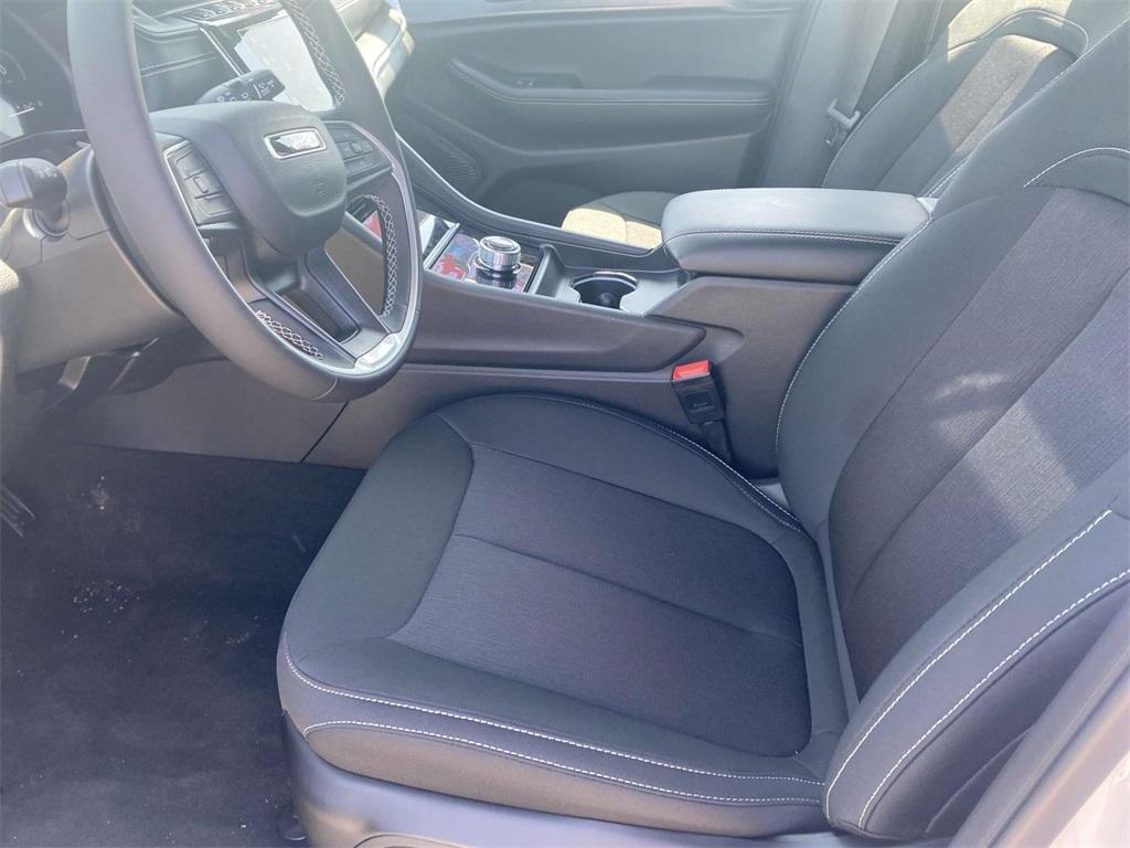 new 2025 Jeep Grand Cherokee car, priced at $33,995
