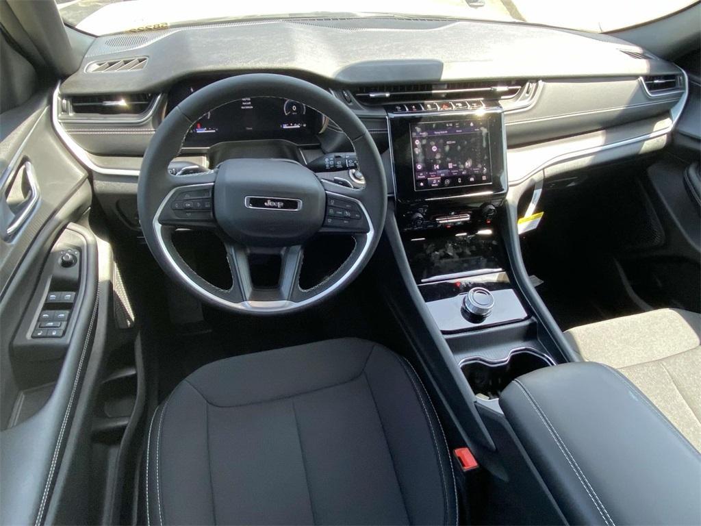 new 2025 Jeep Grand Cherokee car, priced at $33,995