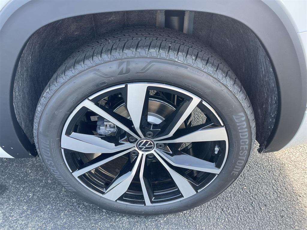 new 2025 Volkswagen Atlas car, priced at $53,605