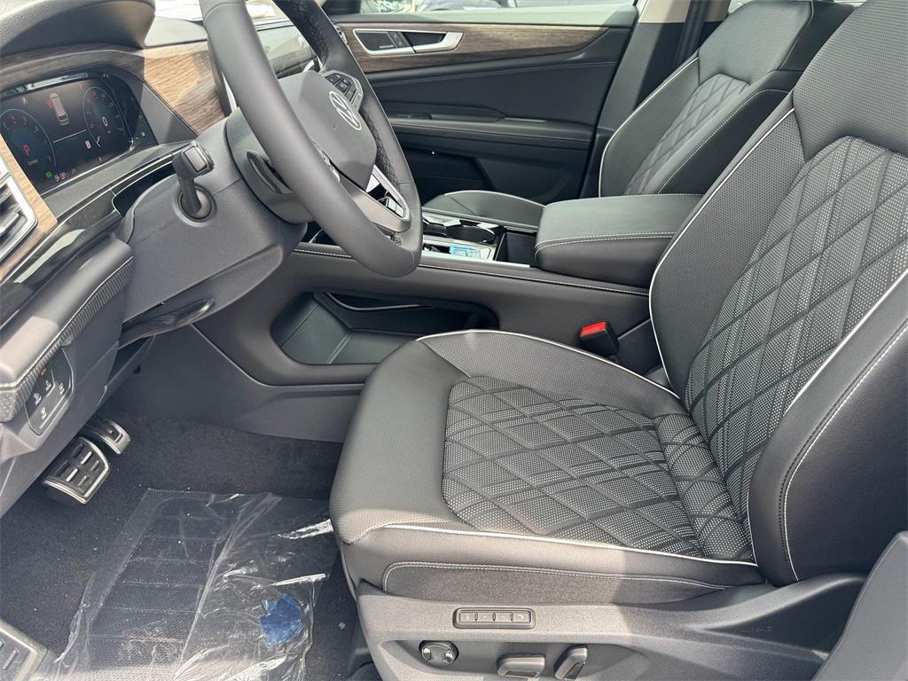 new 2025 Volkswagen Atlas car, priced at $54,196