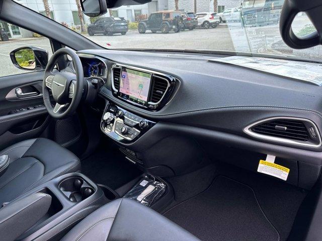 new 2025 Chrysler Pacifica car, priced at $45,312