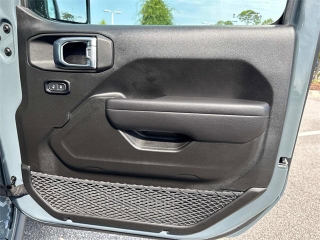 new 2025 Jeep Gladiator car, priced at $45,327