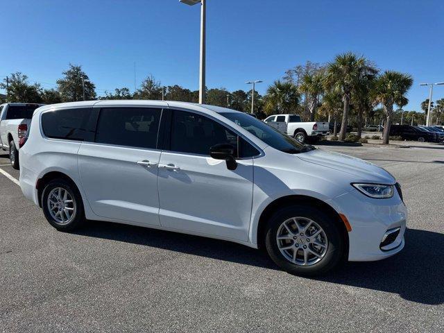 new 2025 Chrysler Pacifica car, priced at $41,686