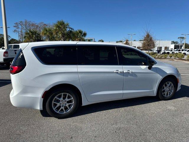 new 2025 Chrysler Pacifica car, priced at $40,686