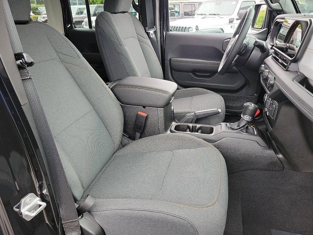 new 2025 Jeep Wrangler car, priced at $46,409