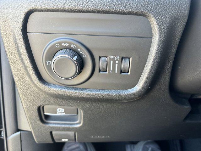 new 2025 Jeep Grand Cherokee car, priced at $40,175