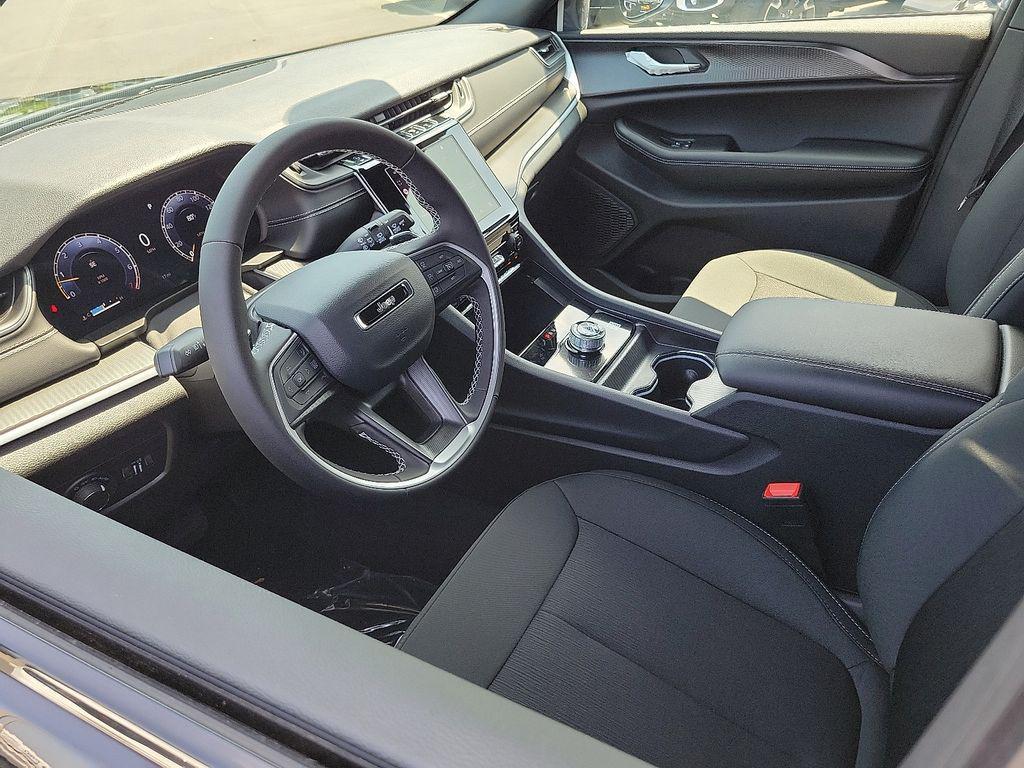 new 2025 Jeep Grand Cherokee car, priced at $40,175