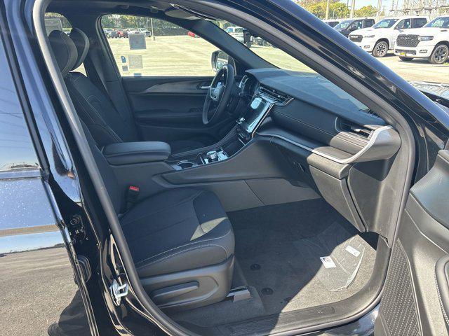 new 2025 Jeep Grand Cherokee car, priced at $40,175