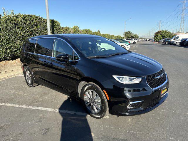 new 2025 Chrysler Pacifica Hybrid car, priced at $52,750