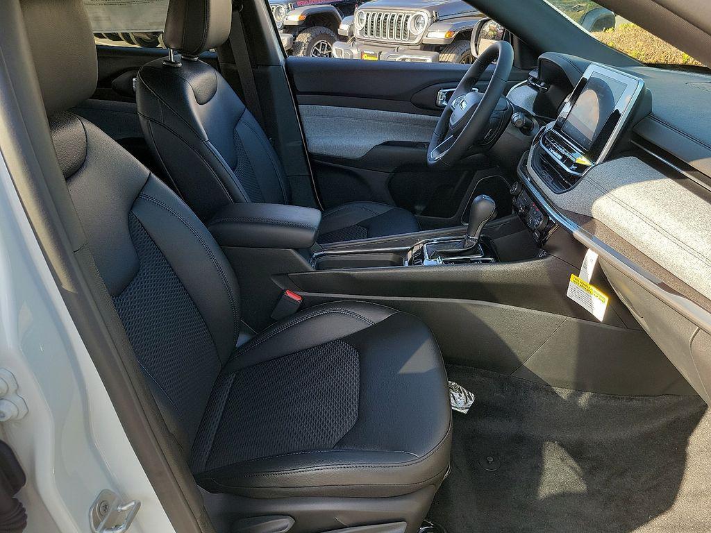 new 2025 Jeep Compass car, priced at $25,564