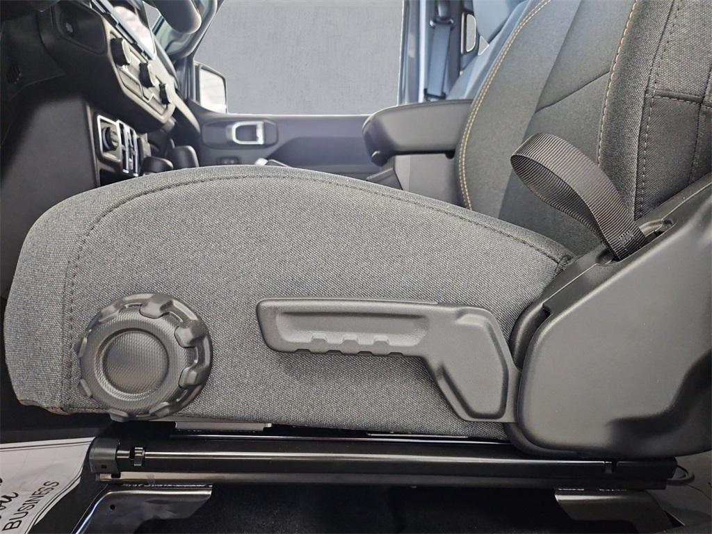 new 2025 Jeep Gladiator car, priced at $43,196