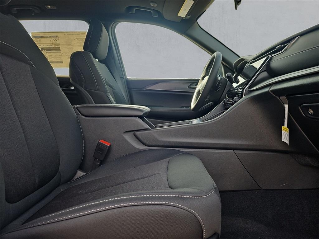 new 2025 Jeep Grand Cherokee car, priced at $34,790