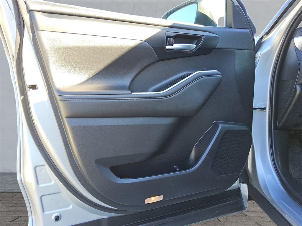 used 2023 Toyota Highlander car, priced at $34,495