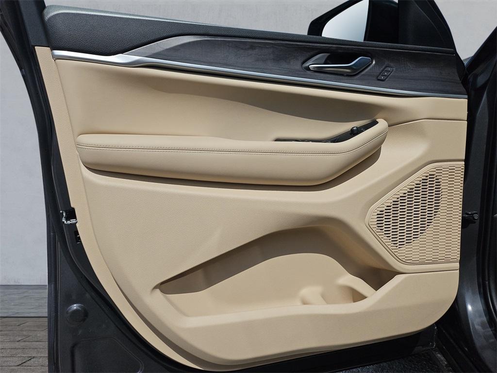 new 2025 Jeep Grand Cherokee car, priced at $43,245