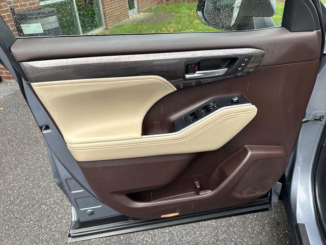 used 2021 Toyota Highlander Hybrid car, priced at $37,000