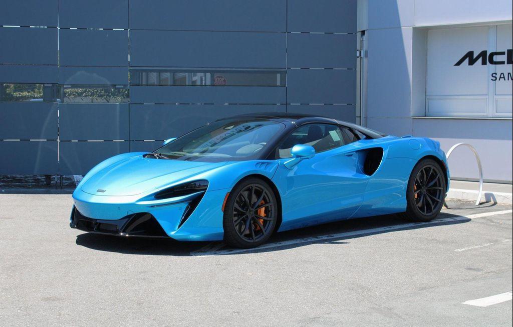 new 2025 McLaren Artura car, priced at $323,098