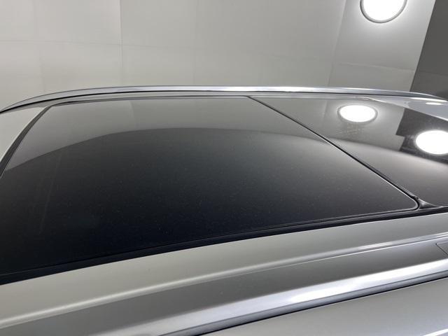 used 2020 Toyota Highlander Hybrid car, priced at $38,499