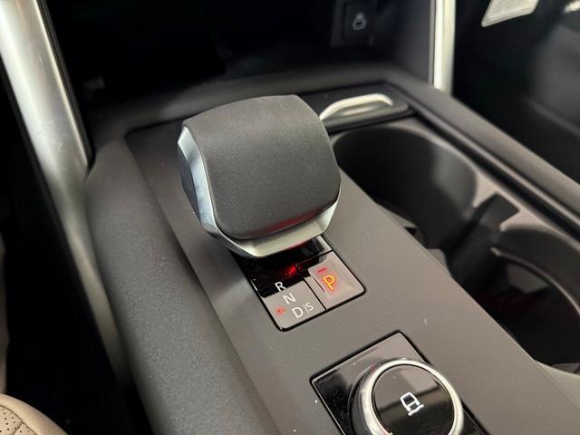 new 2025 Land Rover Discovery car, priced at $76,625